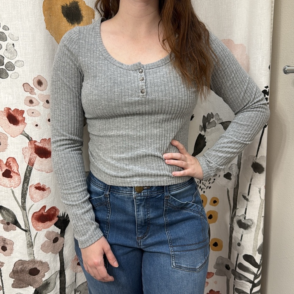Women’s wild fable light grey scoop-neck long sleeve top. Size M
